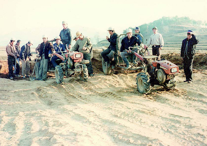 마을 앞길 포장을 위해 모래를 운반하는 신왕2리 주민들(1979)