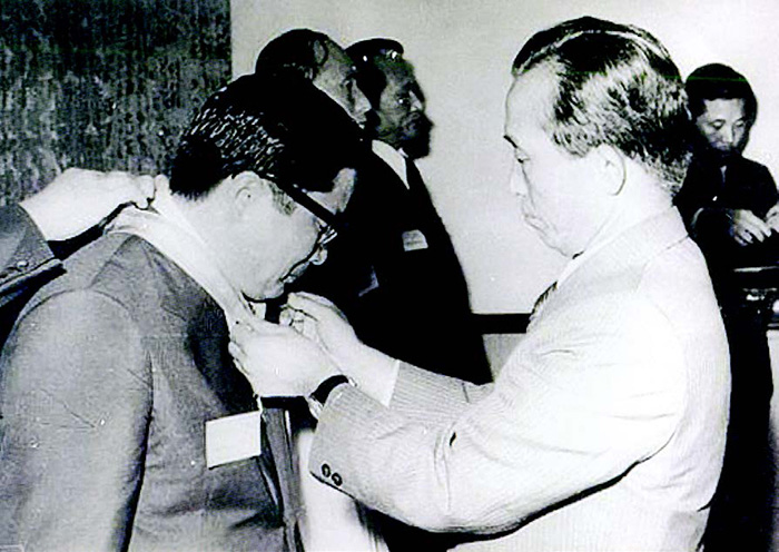 새마을지도자 김기호 씨가 청와대에서 박정희 대통령으로부터 새마을 훈장을 수여받는 모습(1976년 9월 7일)