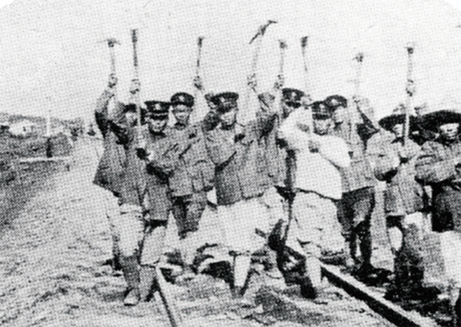 1905년 철도공사에 혹사당하는 한국 노무자들