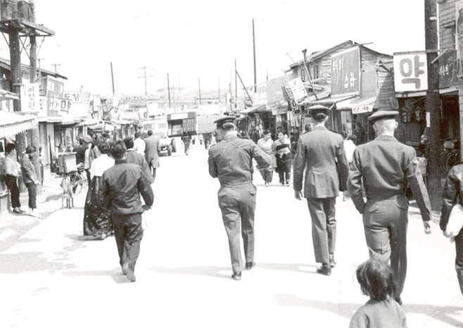 외출중인 미군들과 부대정문 앞 거리(1960)