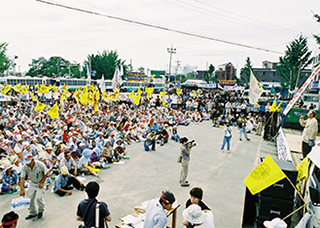 팽성대책위 주민들 K-6 미군기지 정문 앞에서  ‘미군기지확장 저지를 위한 주민 총궐기대회’(2004.8.28)