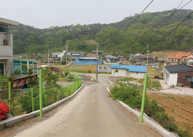 전원주택단지로 각광을 받고 있는 봉남3리 아곡(2012)